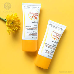 کرم ضد آفتاب پوست دارای لک و آسیب دیده بایودرما مدل Photoderm Spot SPF 50+ حجم 30 میل